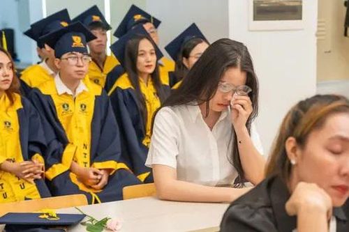 Xúc động chiếc ghế trống trong lễ tốt nghiệp và tấm bằng nhận thay