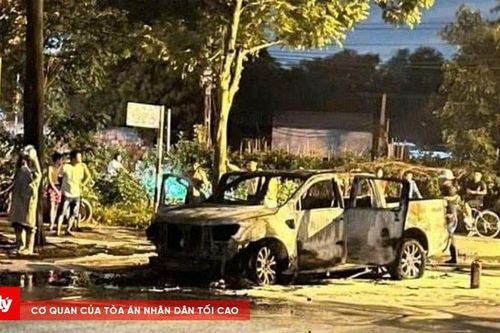 Hà Nội: Xe ô tô bốc cháy khi đang lưu thông trên đường Mai Chí Thọ