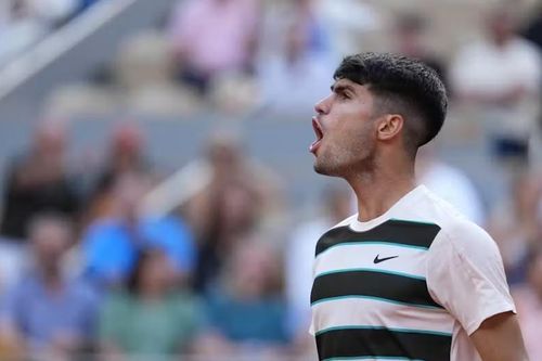 Carlos Alcaraz đạt cột mốc đặc biệt với vé tứ kết Roland Garros