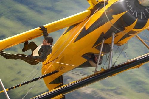 Cuộc đua giữa bom tấn 10.000 tỷ của Tom Cruise và Dế Mèn