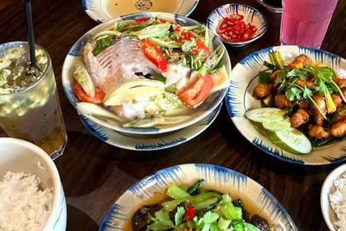 Quán 'cơm quê giá thành phố' đập mẻ bát đăng liên tiếp hai bài xin lỗi