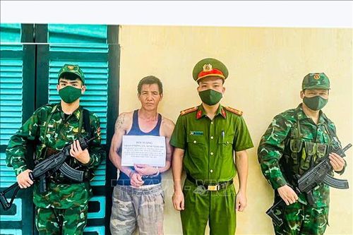 Bắt quả tang đối tượng mua bán trái phép ma túy, sử dụng tài liệu giả