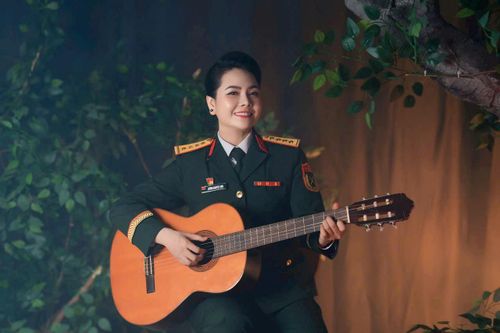 Đại úy, ca sĩ Lương Nguyệt Anh nhận hai Bằng khen của Bộ Quốc Phòng