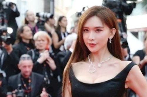 Hình ảnh gây sốc của 'mỹ nhân được khao khát nhất showbiz' nghi đổ vỡ hôn nhân?