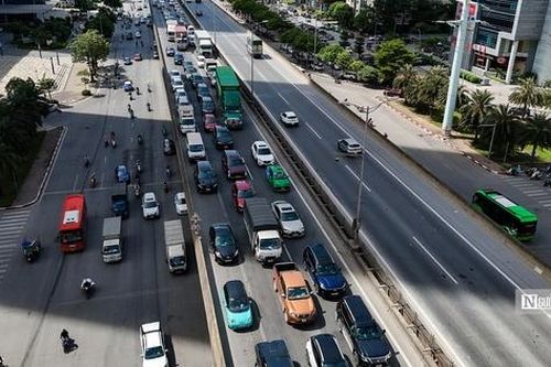 Hà Nội: Loạt phương tiện nối đuôi hàng km di chuyển qua đoạn sửa chữa vành đai 3