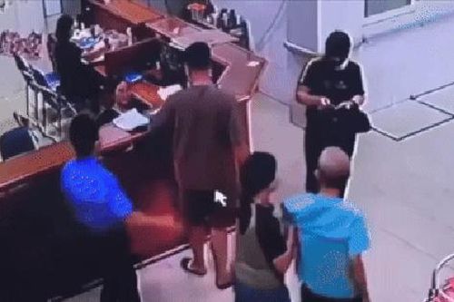 Thông tin chi tiết vụ người đàn ông tấn công nhân viên y tế ở Nghệ An