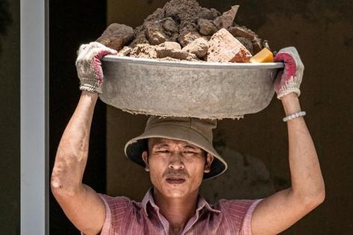 Hà Nội: Người dân vất vả mưu sinh dưới cái nắng 'cháy da cháy thịt'