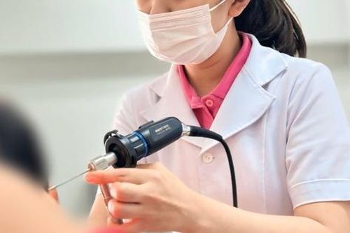 Bé gái 6 tuổi suýt thủng màng nhĩ vì sợi dây buộc tóc