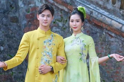 Áo dài khắc họa '12 mùa hoa Hà Nội'