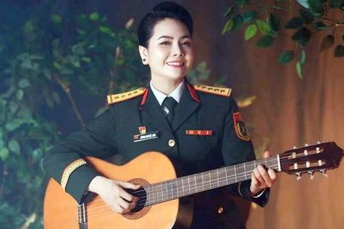 Ca sĩ Lương Nguyệt Anh cùng lúc nhận 2 Bằng khen của Bộ Quốc phòng