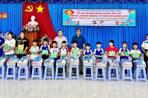 Nhiều phần quà cho học sinh nghèo hiếu học xã Châu Lăng