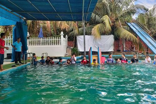Dạy bơi cho trẻ trong dịp hè