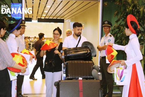 Đón chuyến bay đầu tiên của Hãng hàng không Emirates đến Đà Nẵng