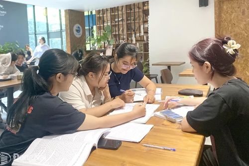 Học bài ở quán cà phê