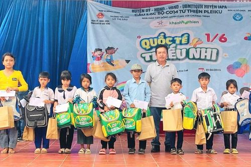 Ia Pa: Câu lạc bộ Cơm từ thiện Pleiku trao quà cho thiếu nhi và hộ nghèo