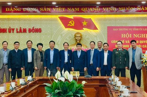 Trao tặng Kỷ niệm chương Vì sự nghiệp phát triển tỉnh Lâm Đồng cho nguyên Trưởng Ban Tổ chức Tỉnh ủy Nguyễn Trọng Ánh Đông