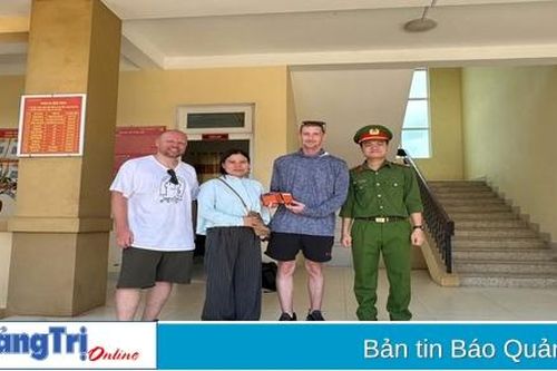 Cô giáo trả lại ví cho du khách nước ngoài
