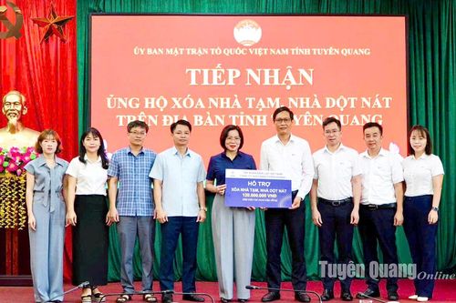 Công ty Thủy điện Tuyên Quang trao 120 triệu đồng hỗ trợ xóa nhà tạm, dột nát