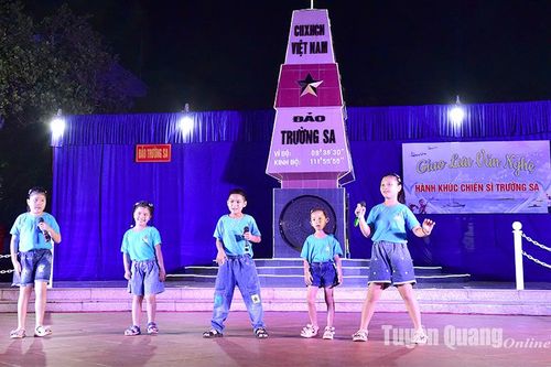 Công dân nhí ở Trường Sa – Biểu tượng của sự kiên cường