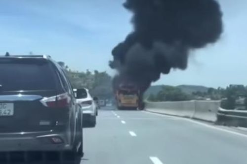 Cháy xe khách trên cao tốc qua Thanh Hóa, các phương tiện phải đi theo quốc lộ 1
