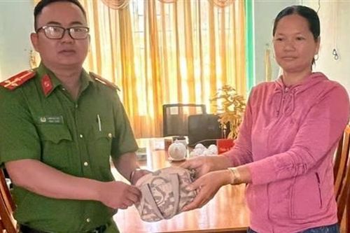 Công an xã trả chiếc túi xách có nhiều tài sản cho người đánh rơi