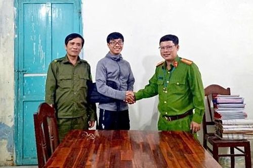Công an xã hỗ trợ hai nhân viên tìm lại số tiền hàng của công ty bị rơi