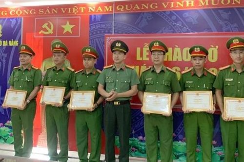Công an Đà Nẵng trao quyết định của Bộ Công an công nhận Công an phường kiểu mẫu