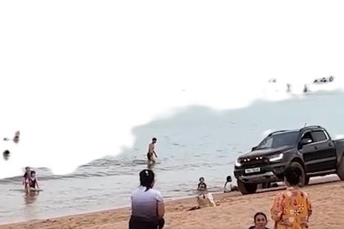 Xác minh, xử lý lái xe bán tải chạy ngông nghênh trên bãi biển Tuy Hòa và Quy Nhơn