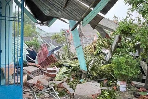 Sập tường rào khiến 3 người thương vong
