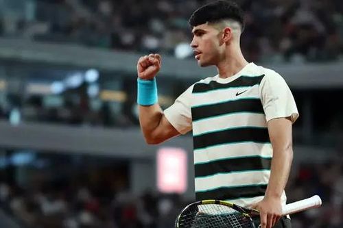 Carlos Alcaraz thẳng tiến vào tứ kết Roland Garros