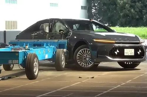 Dòng xe an toàn nhất Nhật Bản là Toyota Crown Sedan