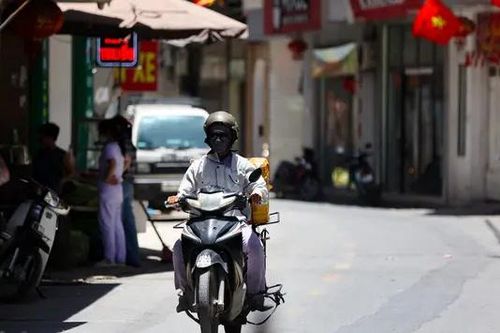 Người dân Hà Nội chật vật giữa nắng nóng