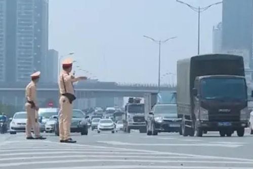 CSGT Hà Nội căng mình làm nhiệm vụ giữa nắng nóng