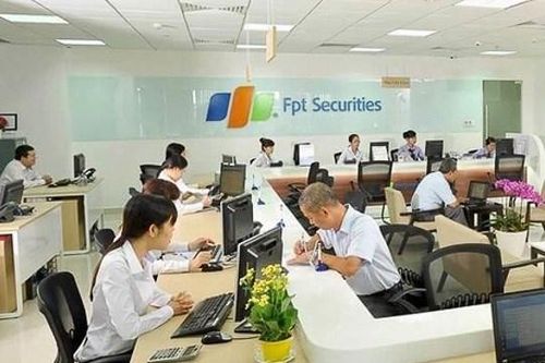 Chứng khoán FPT (FTS) vay thêm 2.500 tỷ đồng, đăng ký bán bớt cổ phiếu MSH sau quý I lợi nhuận sụt giảm