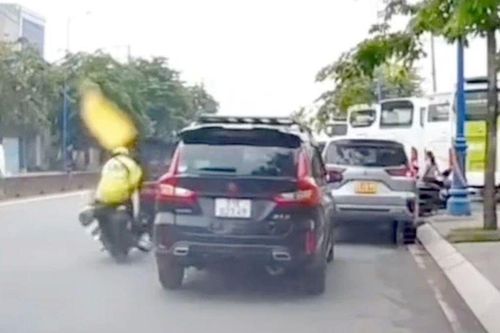 Tài xế ô tô mở cửa gây tai nạn còn đòi bồi thường 3 triệu đồng: Cái giá của 'ngông cuồng' là bao nhiêu?