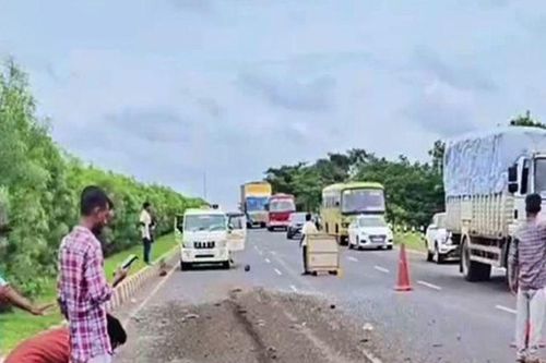 Xe tải mất lái lật trên đường, 3 công nhân tử vong thương tâm