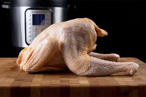 Cách luộc gà không cần nước cực nhanh bằng nồi áp suất
