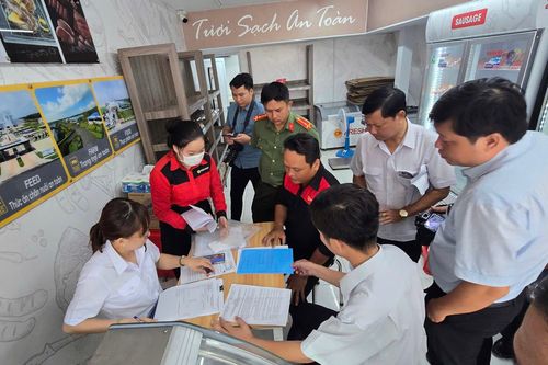Đoàn kiểm tra mời chủ các cửa hàng Fresh Shop - Công ty C.P ở Sóc Trăng làm việc