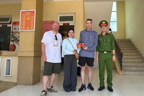 Cô giáo Vân Kiều ở Quảng Trị trả lại ví tiền cho du khách người Anh