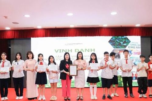 Tái chế hơn 1.000kg rác nhựa sạch thành bàn ghế tặng học sinh