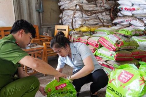 Hòa Bình: Bắt đối tượng bán hàng nghìn tấn phân bón giả, kém chất lượng