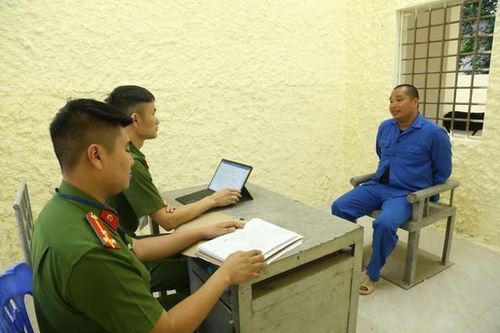 Được công an thuê xúc xỉ than, người đàn ông khoe 'có quan hệ' để lừa đảo
