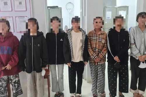 Làm rõ nhóm thiếu nữ dùng roi chích điện tấn công bạn giữa đường