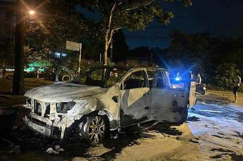 Xe bán tải đang lưu thông bất ngờ bốc cháy ngụt ngụt chỉ còn trơ khung