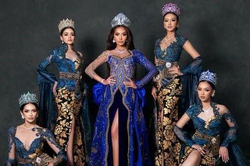 Khung hình 'chuyển giao thế hệ' của Miss Cosmo 2024 Tata và Top 4 Puteri Indonesia 2025