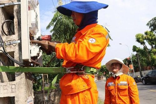 Nắng nóng gay gắt ở miền Bắc, miền Trung, tiêu thụ điện đạt kỷ lục mới