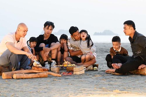 'Bố ơi mình đi đâu thế?': Các ông bố nổi tiếng bán bánh cuốn trên đảo Ngọc Vừng