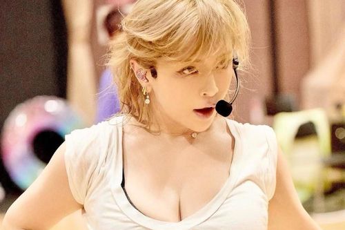 Vẻ ngoài của ca sĩ Nhật bị đồn có con với Elon Musk