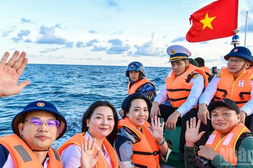 Hành trình ý nghĩa của 100 Nhà báo đến với quần đảo Trường Sa