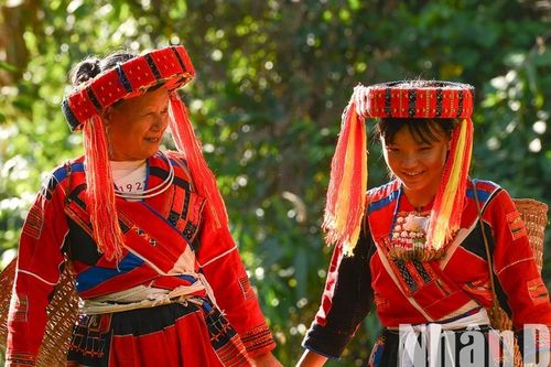 Sắc đỏ trong trang phục truyền thống của phụ nữ Pà Thẻn giữa núi rừng Lâm Bình